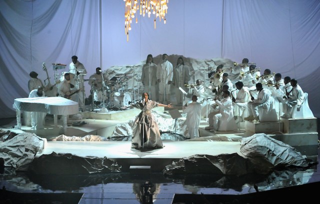 NEW YORK, NY - AUGUST 28: Rihanna performs onstage during the 2016 MTV Music Video Awards at Madison Square Garden on August 28, 2016 in New York City. (Photo by D Dipasupil/WireImage)